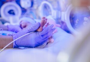 Seminário da ESESFM sobre abordagens humanizadas nos cuidados neonatais