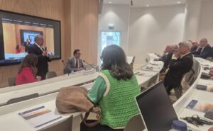 sala de conferências com pessoas a assistir à Confência “Descarbonização da Indústria, Edifícios e Transportes”