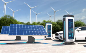Dois postos de carregamento de veículos elétricos ligados por cabo a painéis solares, com turbinas eólicas ao fundo e um automóvel branco a carregar